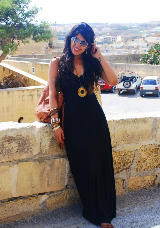 Black Jersey Maxi Dress with Gold Pendant Necklace — Turkey Outfits
