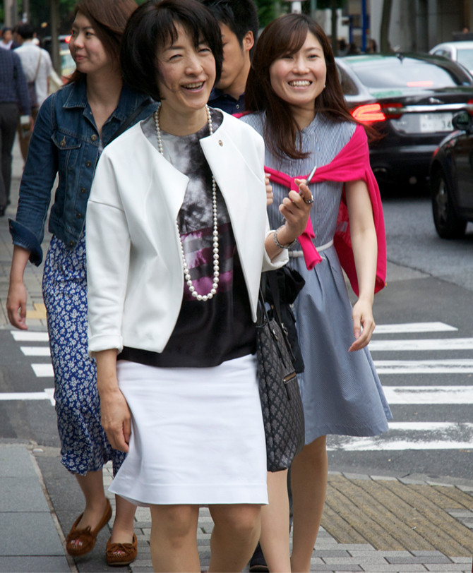 Chic Casual: Structured Jacket, Graphic Tee, and Pearl Necklace — Tokyo Outfits