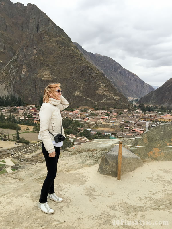 Puffer Jacket and Sneakers for Mountain Travel Comfort — Peru Outfits