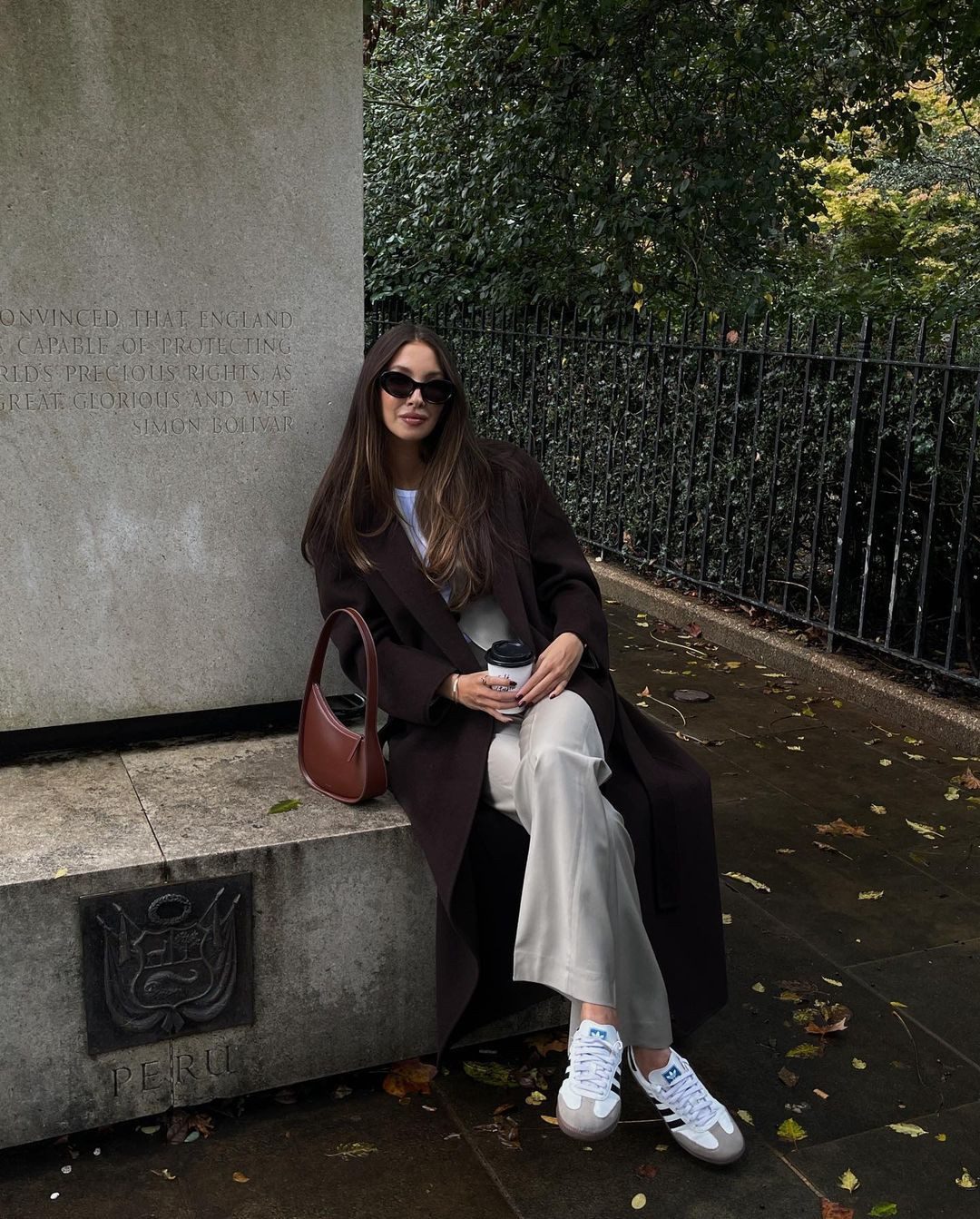 Oversized Brown Coat and Wide-Leg Trousers for Everyday Comfort — Peru Outfits