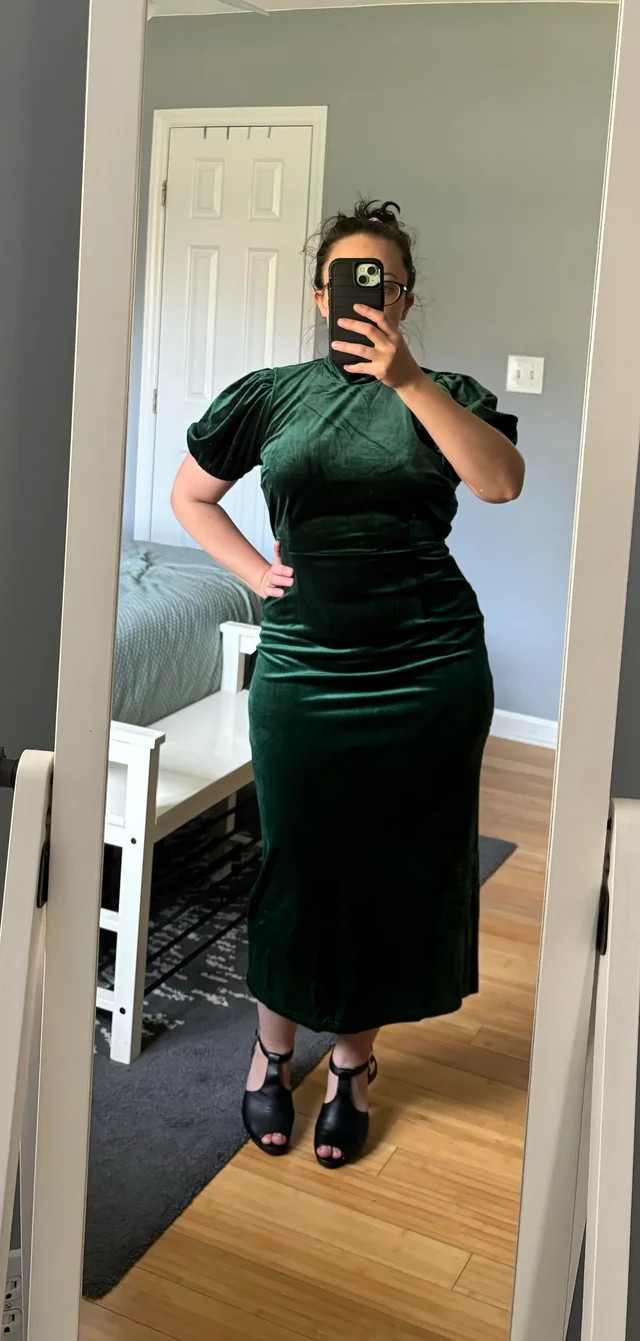 Emerald Green Velvet Fitted Midi Dress — Dresses for Pear Shape