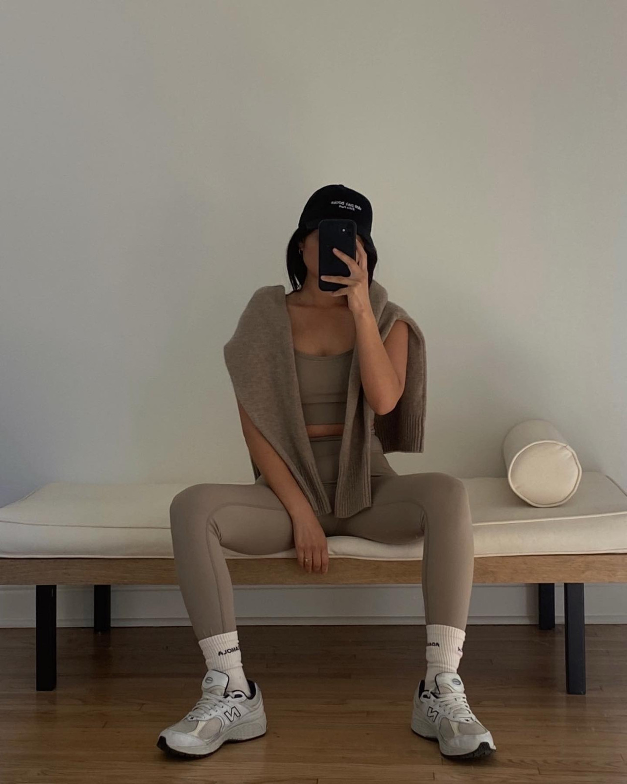 Monochromatic Beige Loungewear with New Balance 550s Monochromatic Beige Loungewear with New Balance 550s — New Balance 550 Outfits