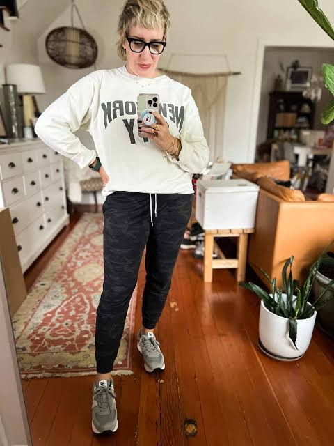 Everyday Comfort: 574s with Cuffed Jeans and Crewneck — New Balance 574 Outfits
