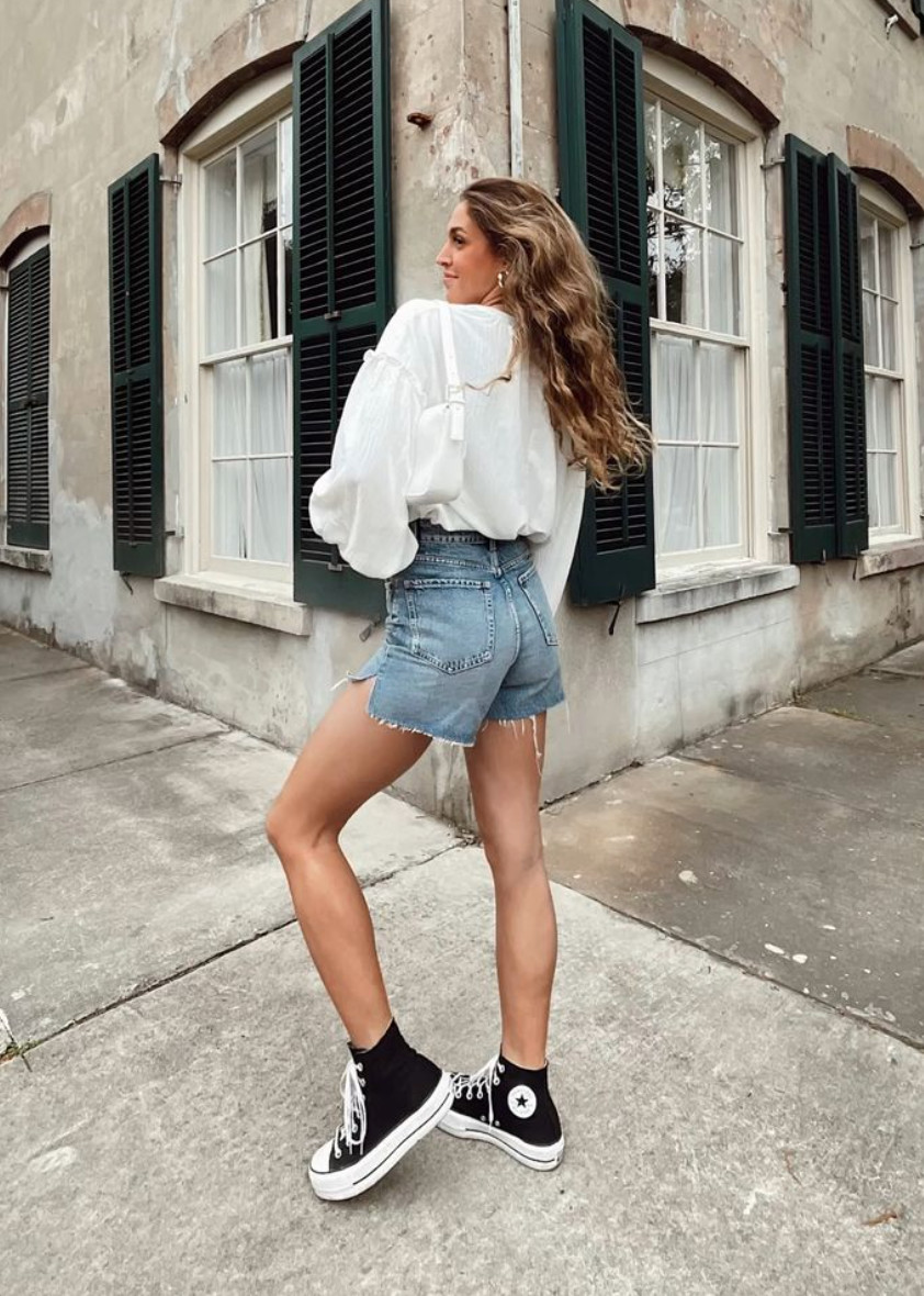 Denim Shorts and Voluminous Blouse with Black Platform Converse — Platform Converse Outfits