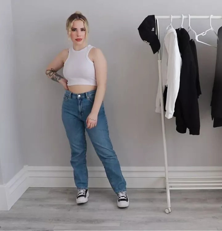 High-Waisted Jeans and Cropped Tank with Black Platform Converse — Platform Converse Outfits