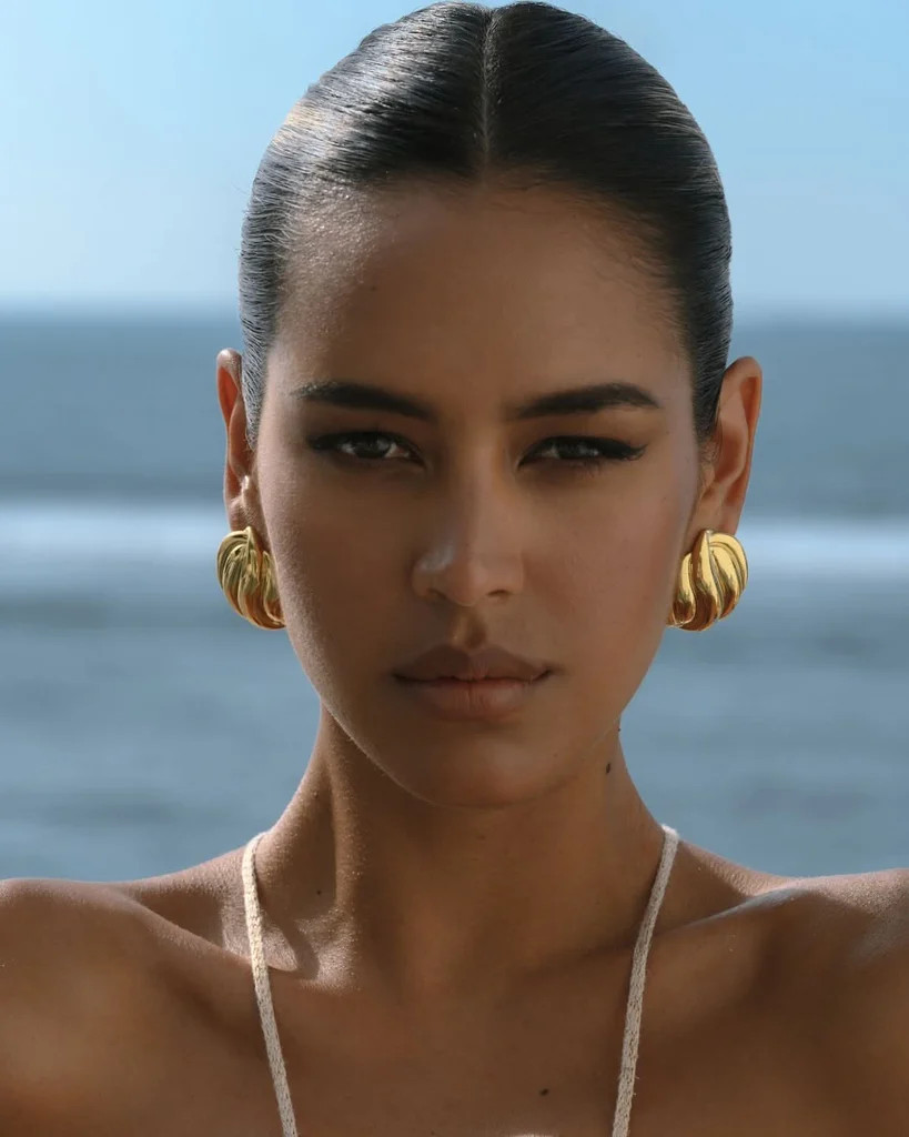 Sculptural Gold Hoop Statement Earrings with a White Top for Beach Casual Sculptural Gold Hoop Statement Earrings with a White Top for Beach Casual — Statement Earrings Outfits