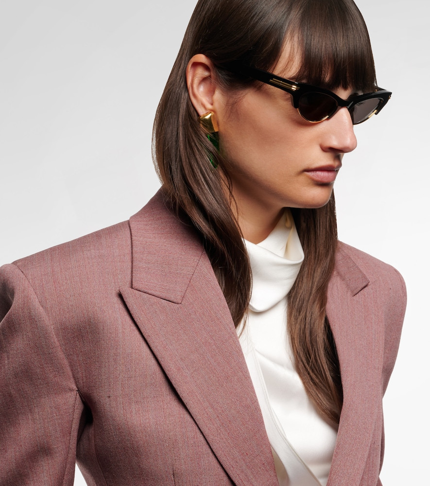 Sophisticated Pink Blazer with White Turtleneck and Black Cat Eye Sunglasses Sophisticated Pink Blazer with White Turtleneck and Black Cat Eye Sunglasses — Cat Eye Sunglasses Outfits