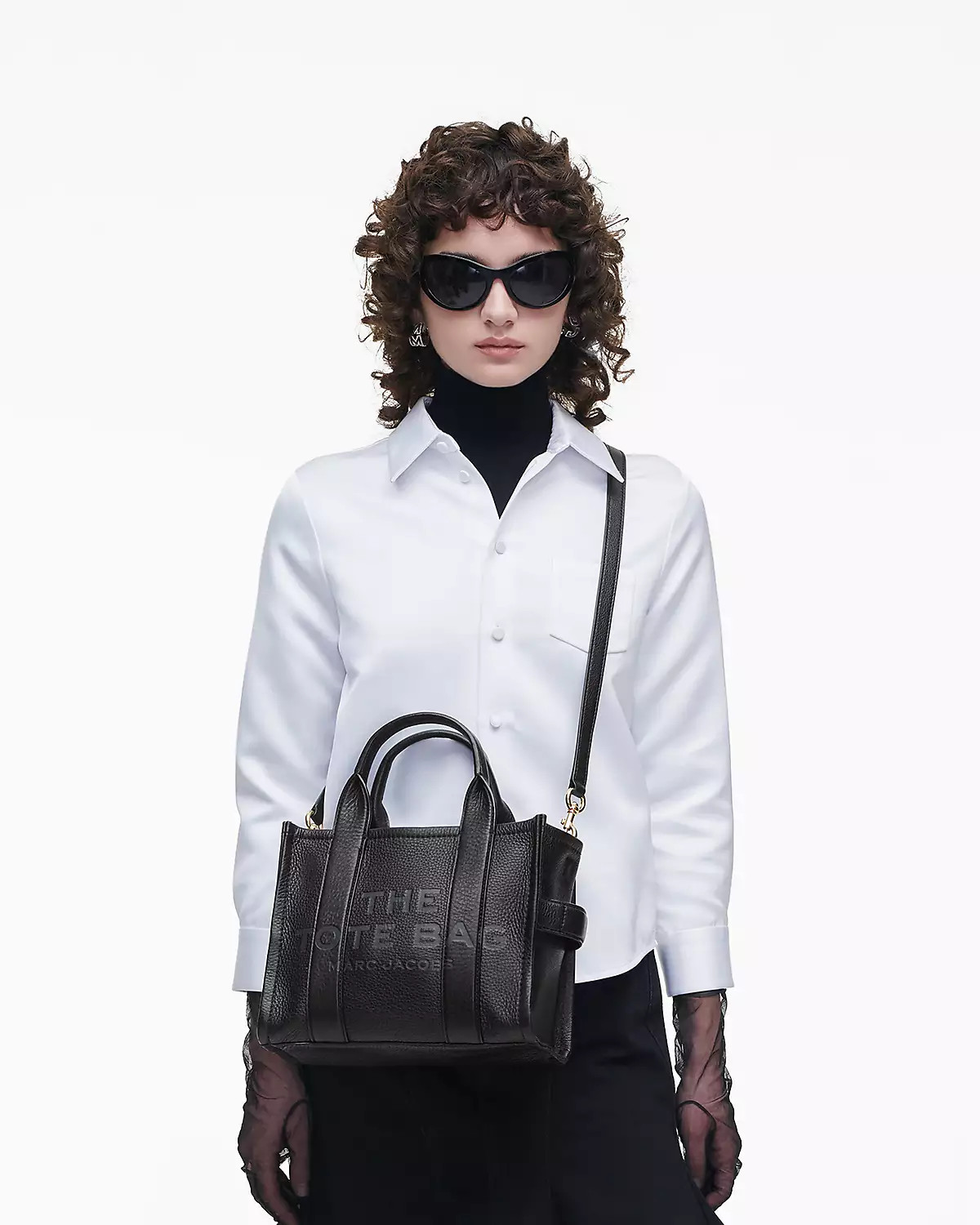Modern Streetwear with Sheer Gloves and Leather Tote Modern Streetwear with Sheer Gloves and Leather Tote — Marc Jacobs Tote Outfits