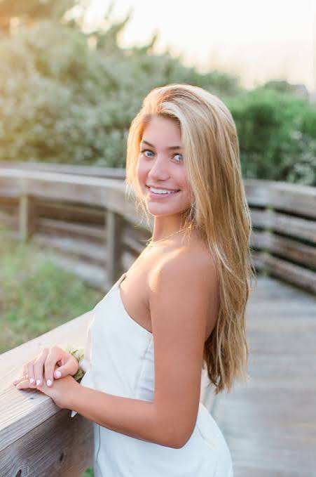 Blonde With Highlights Air-Dried Blonde Collarbone Waves Blonde With Highlights Air-Dried Blonde Collarbone Waves — Senior Picture Hairstyles
