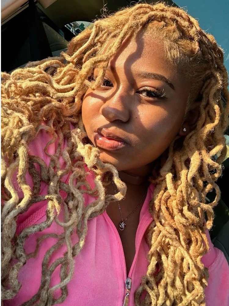 No Bangs Air-Dried Honey Blonde Mid-Back Locs No Bangs Air-Dried Honey Blonde Mid-Back Locs — Blonde Locs