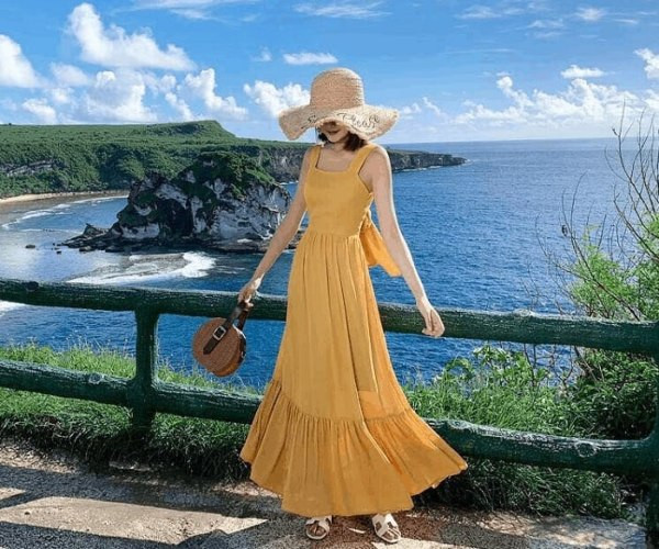 Maxi Dress with Straw Hat for a Sunny Aquarium Visit — Aquarium Outfits